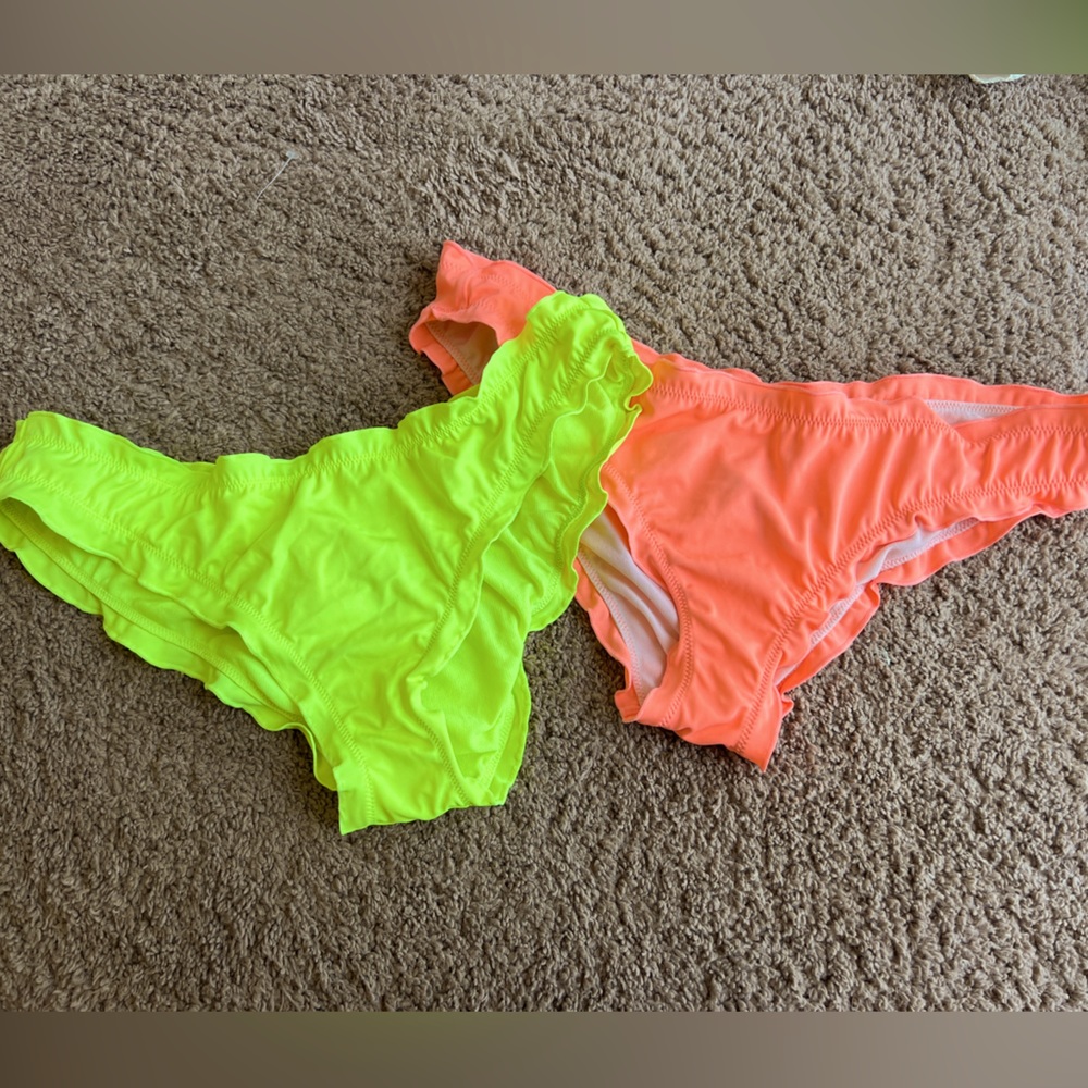 Smart & Sexy Ruffle bikini bottoms x2. Med. Excellent condition! Bright colors